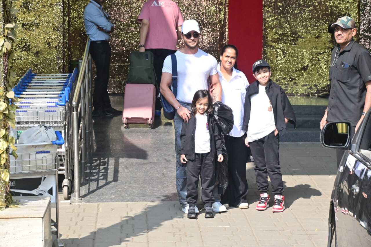 <p>Aayush Sharma was also seen at the domestic airport with wife Arpita Khan and their kids as the family posed for the paps before jetting off.</p>